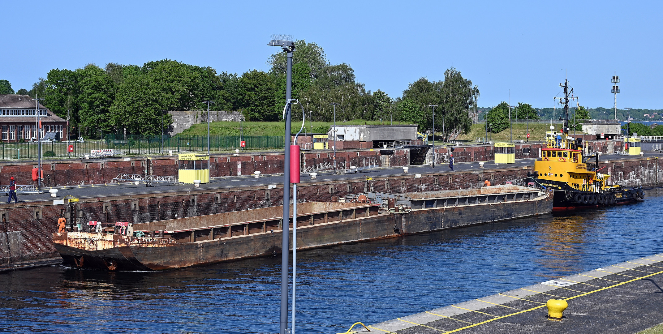 Schubverband verlässt die Schleuse Kiel Holtenau