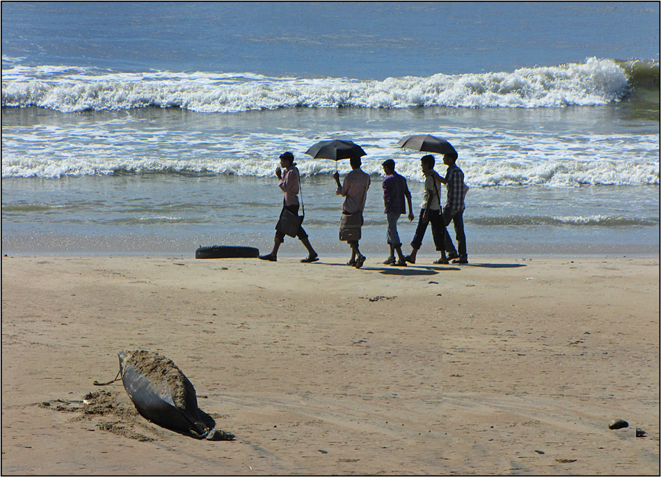 Schüler am Strand von Tellicherry