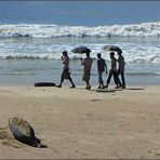 Schüler am Strand von Tellicherry