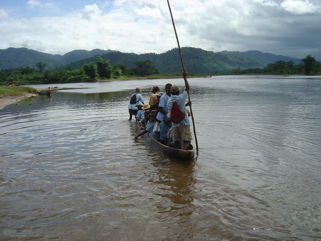 Schüler auf dem Weg in der Schule Maroantsetra Madagaskar