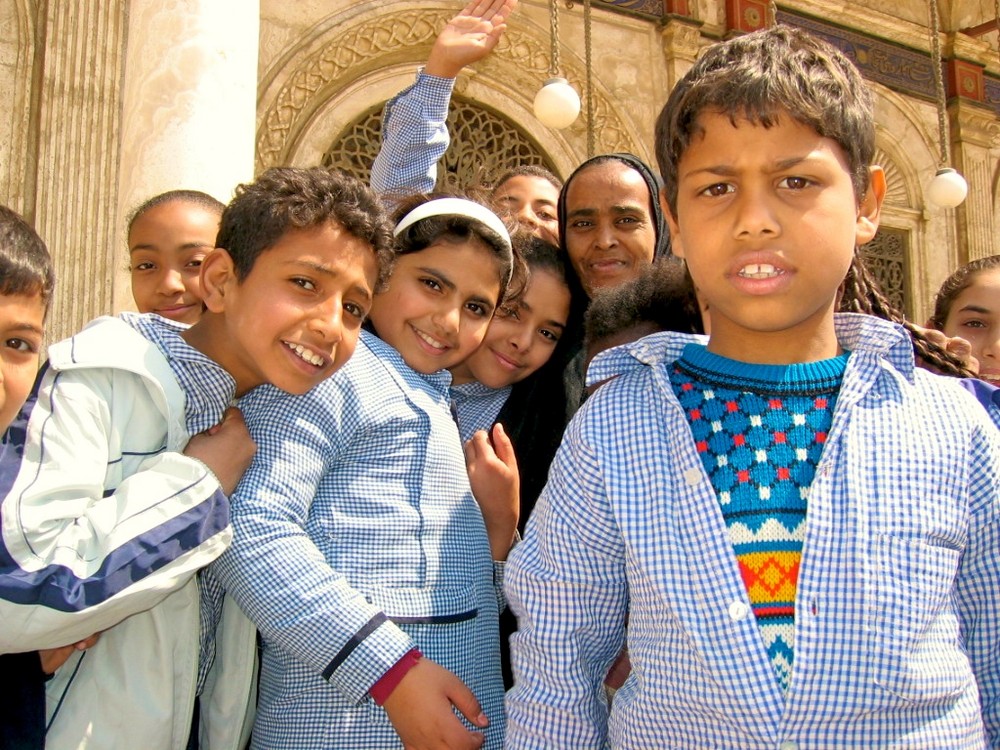 Schüler und Lehrerin in Kairo vor der Muhammed Ali Moschee