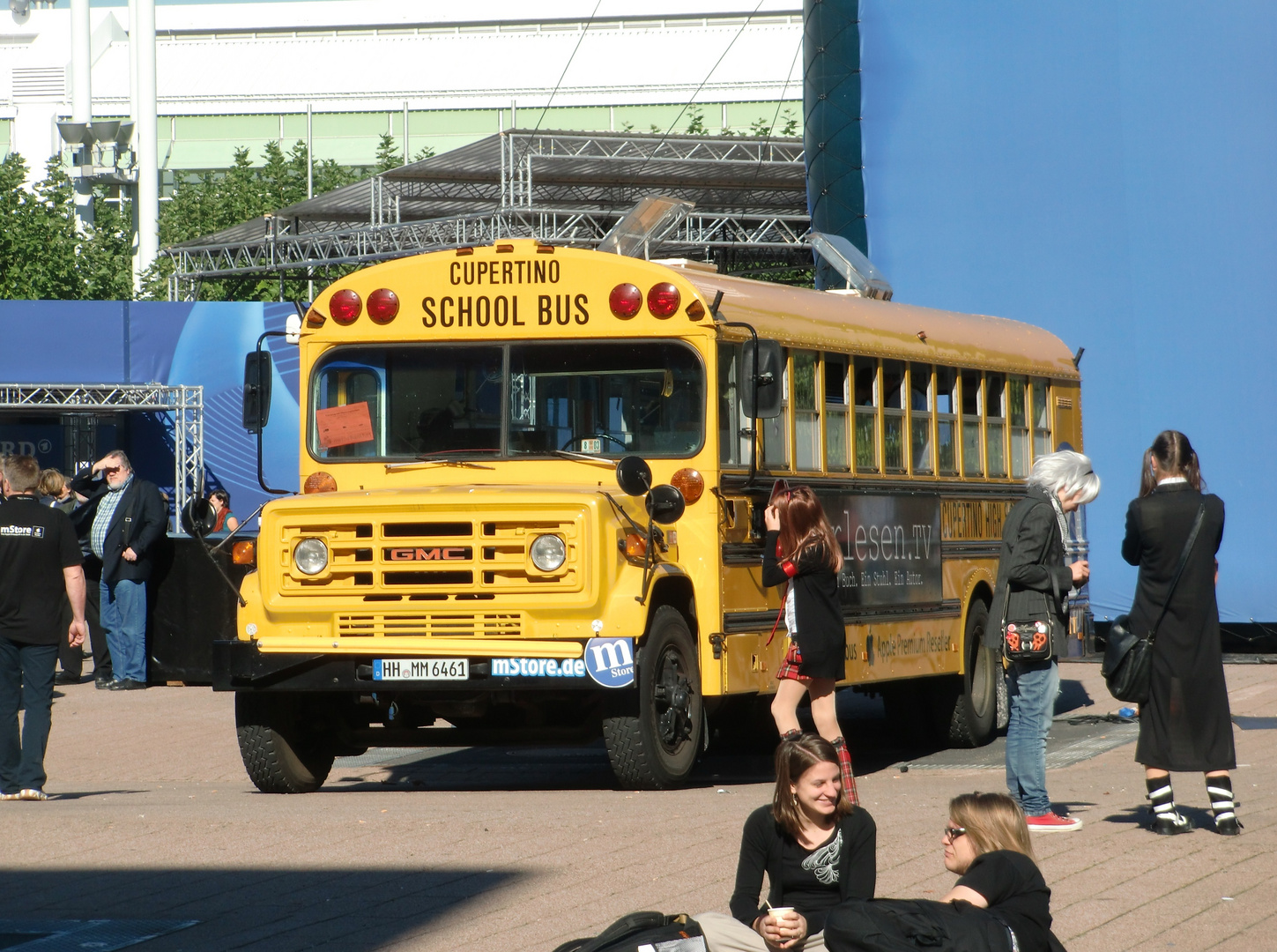 Schüler vor ihrem Bus