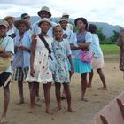 Schüler warten auf dem Einbaum, in der Schule zu gehen. Maroantsetra Madagaskar