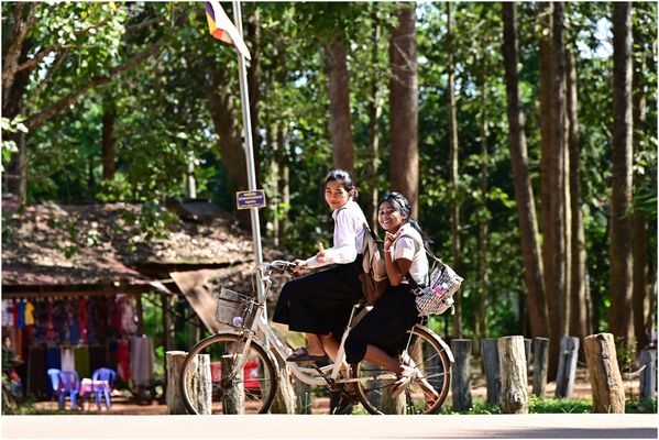 Schülerinnen auf dem Heimweg