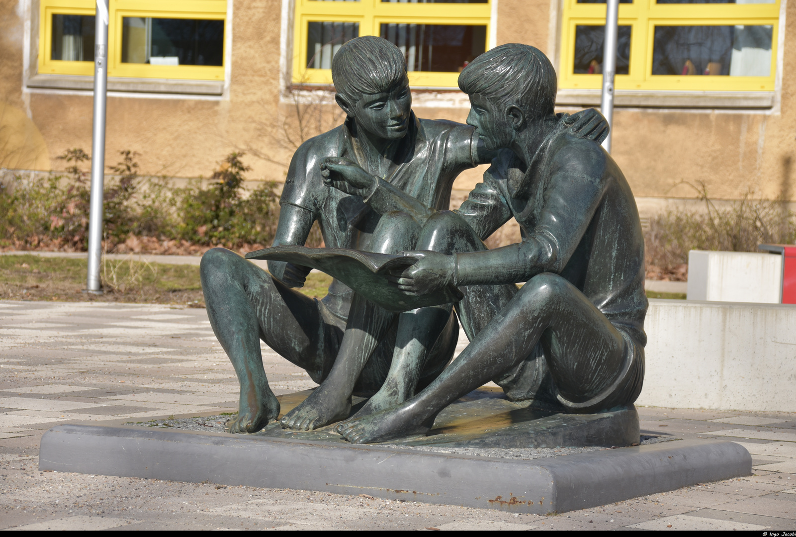 Schülerstatute vor dem  Beimler Gymnasium BRB