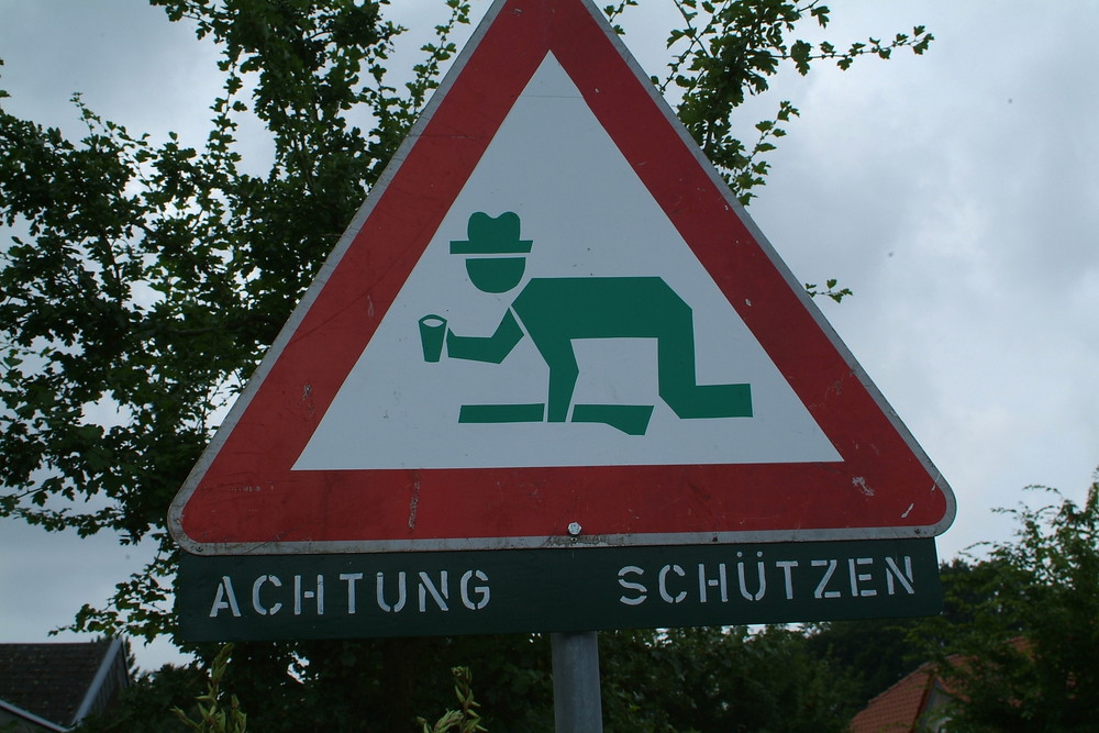 Schützen kreutzen die Straße,