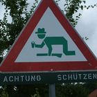 Schützen kreutzen die Straße,