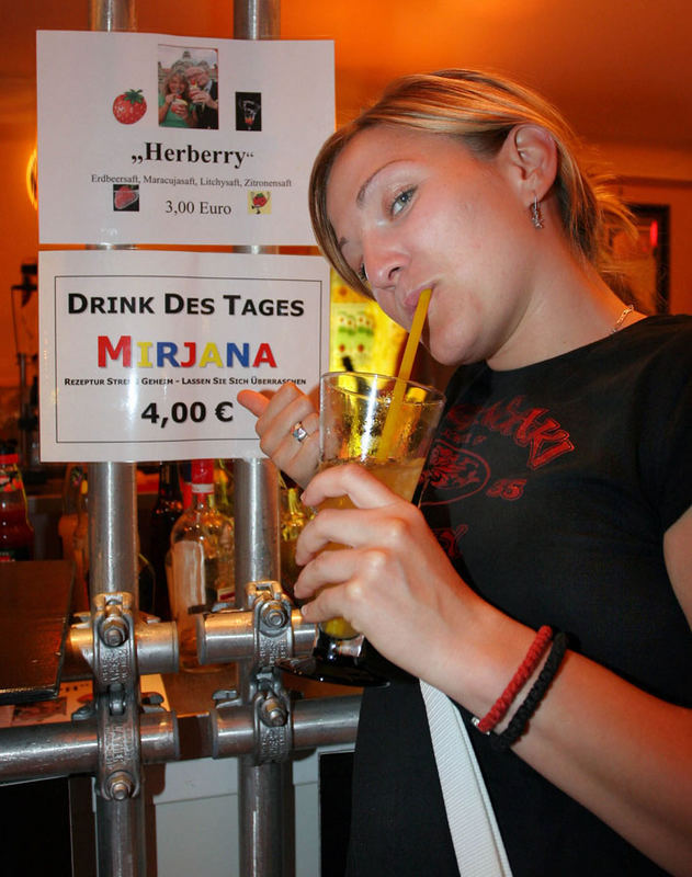 Schützenfest Hannover 2006 - NP Redakteurin Mirjana mit Cocktail "Mirjana"