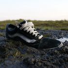 Schuh in Matsche steckend