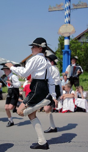 Schuhaplattln unter dem Maibaum