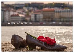 Schuhe am Donauufer 