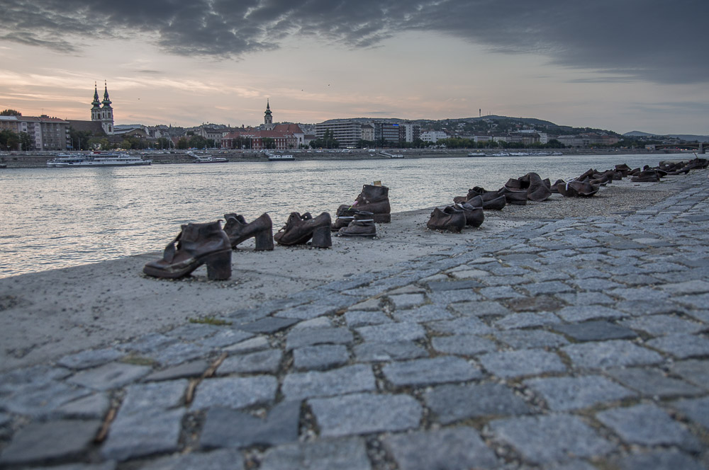 Schuhe am Donauufer 