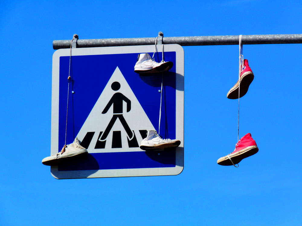 Schuhe an Verkehrsschild in Düsseldorf Flingern