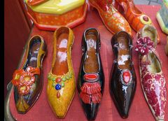 Schuhe aus keramik, ausgestellt am Ostermarkt, zum anschauen schön, zum kaufen