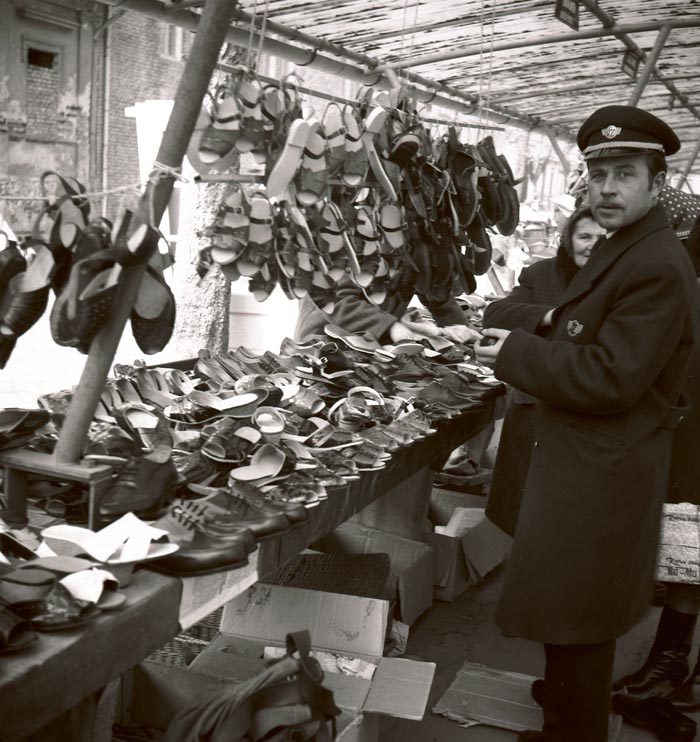 Schuhhändler auf dem Markt von Subotica, 1969