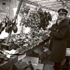 Schuhhändler auf dem Markt von Subotica, 1969