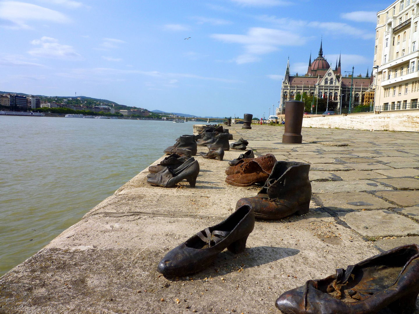 Schuhkunst der Donau entlang ...