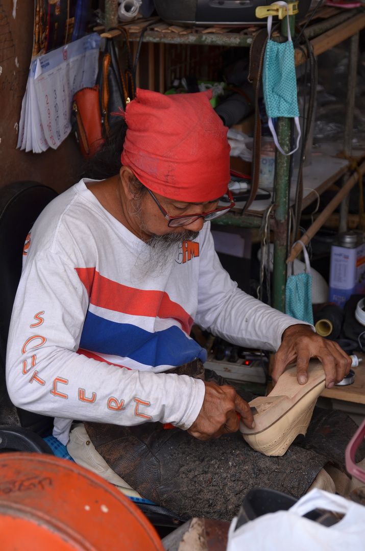 Schuhmacher in Krabi Town, Februar 2014