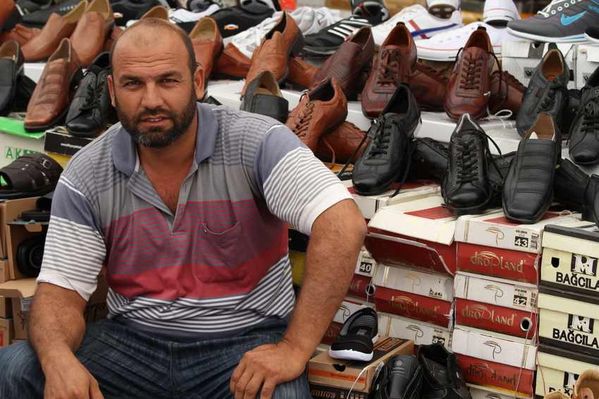 Schuhverkäufer auf dem Markt in Kayseri (Kappadokien / Türkei)
