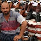 Schuhverkäufer auf dem Markt in Kayseri (Kappadokien / Türkei)