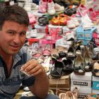 Schuhverkäufer auf dem Markt in Kayseri (Türkei)