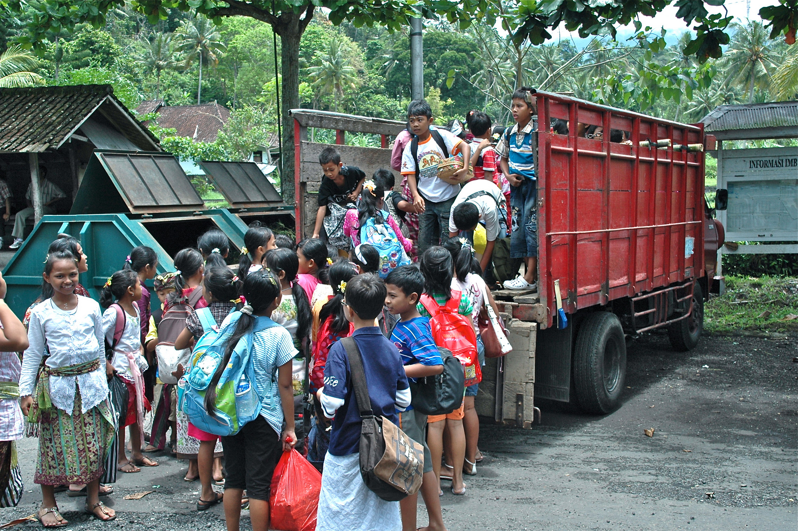 Schulbus auf Bali