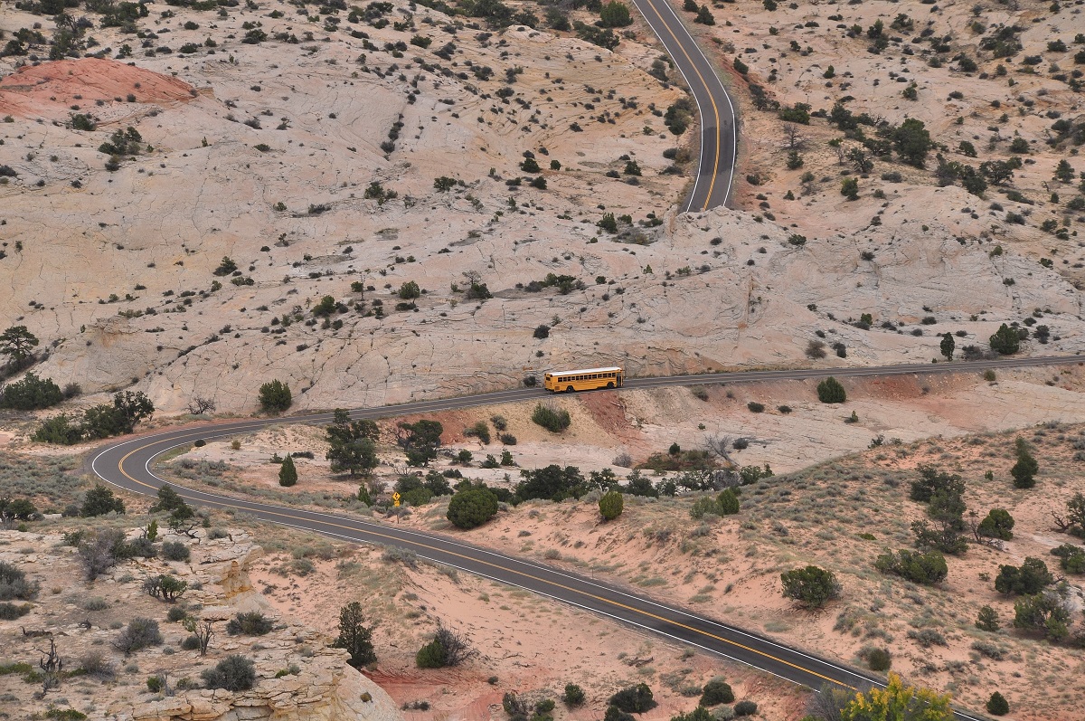 Schulbus auf dem Highway 12