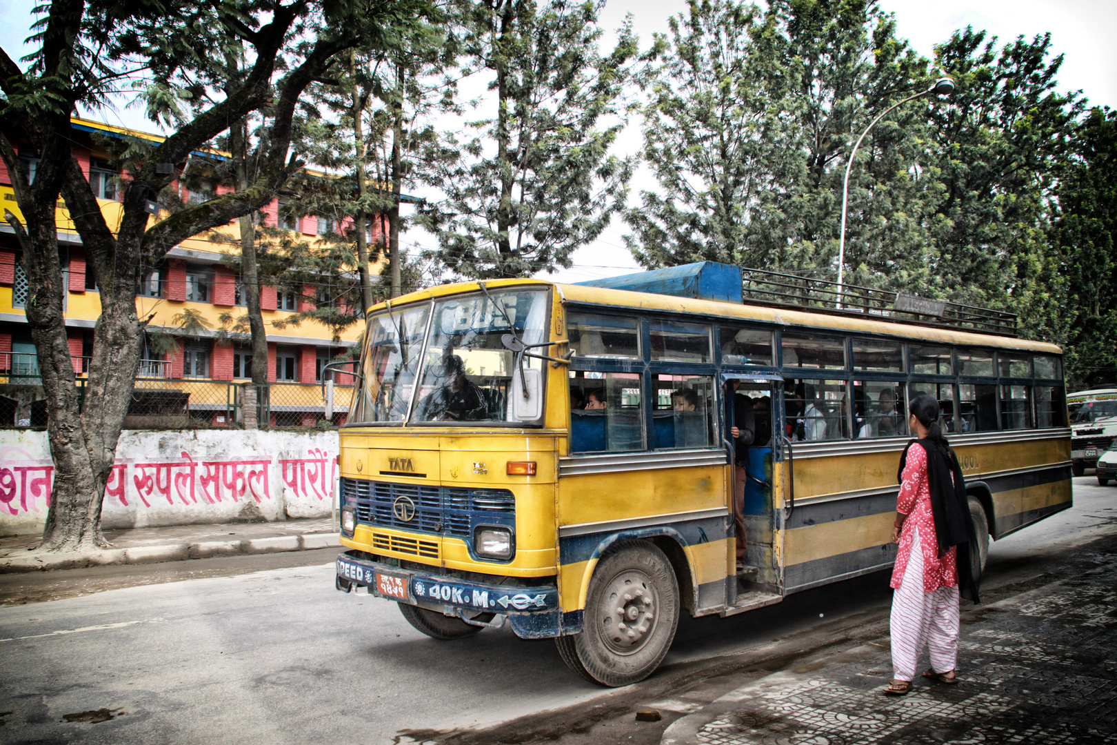 Schulbus in Kathmandu / Nepal