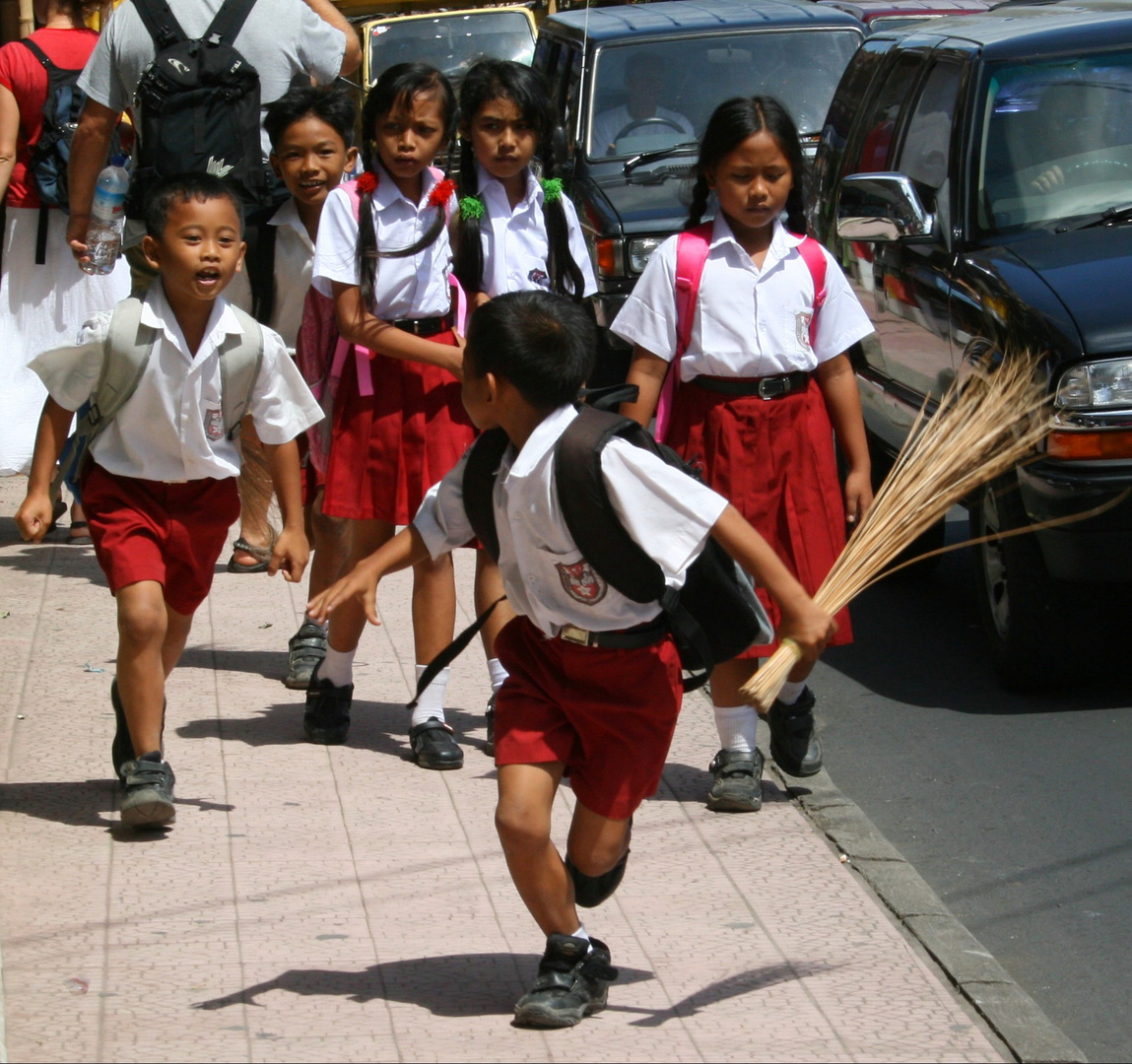 Schule ist aus - oder klassisch Jungs und Mädels - gesehen auf Bali