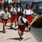 Schule ist aus - oder klassisch Jungs und Mädels - gesehen auf Bali