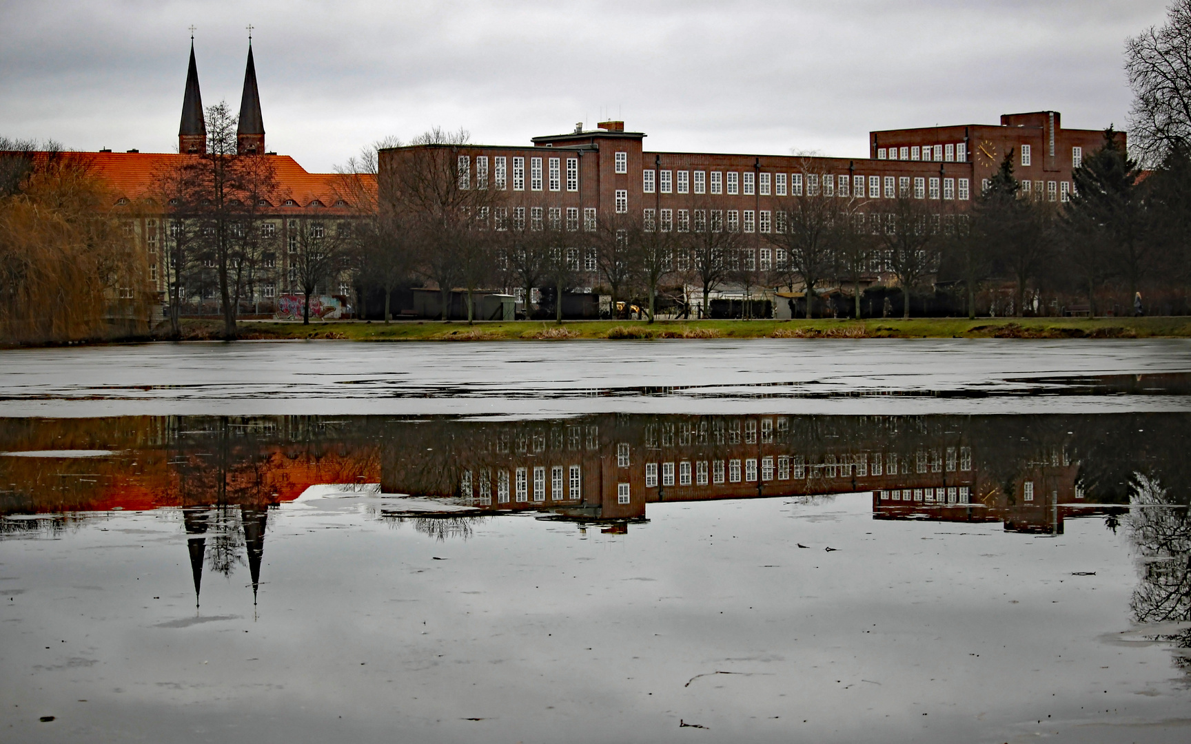 Schule spiegelt sich im See