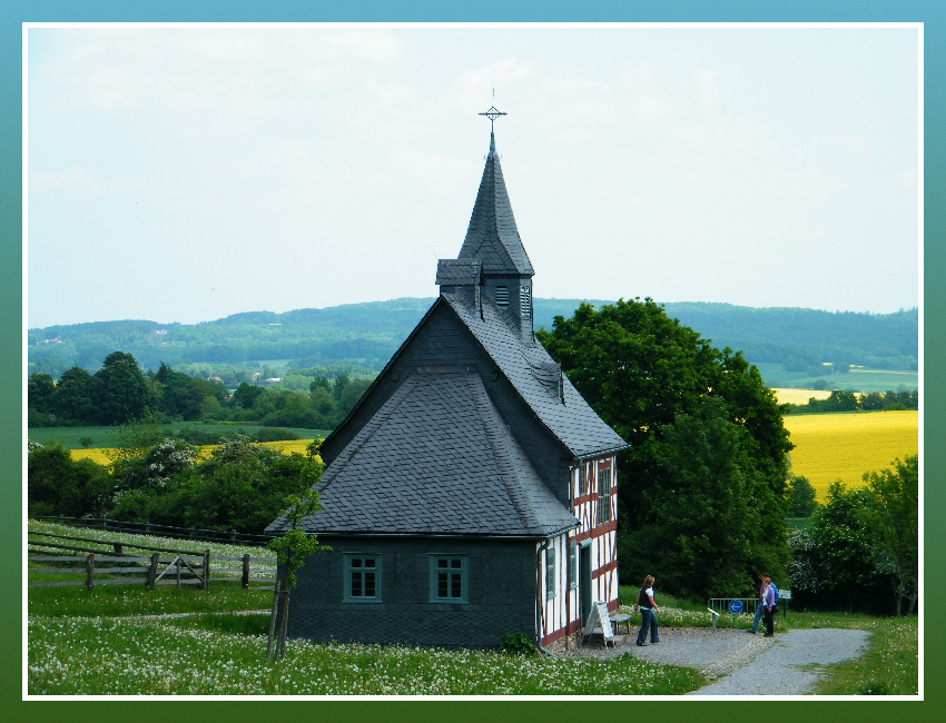 Schulkapelle im Sauerländer Dorf