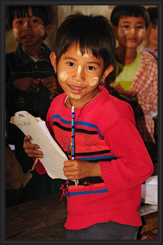 Schulkind am Inlesee (Burma) by Stefan Grünig 