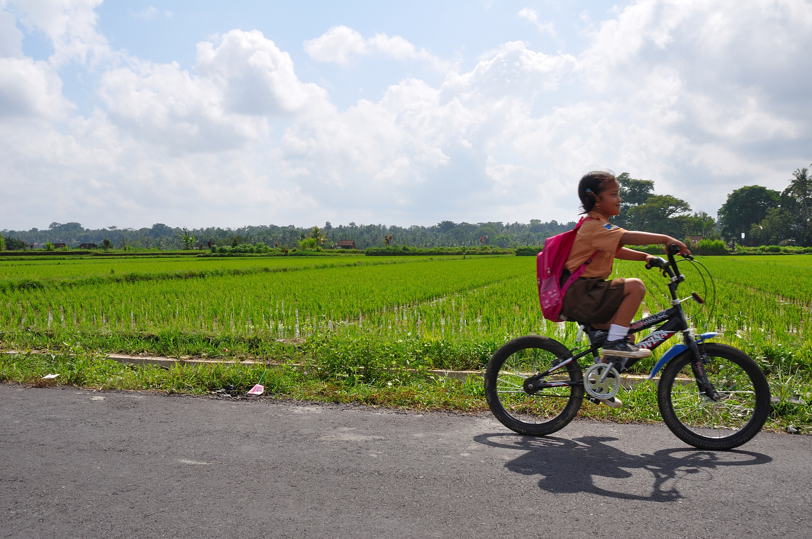 Schulkind auf dem Wege nach Hause, Vietnam