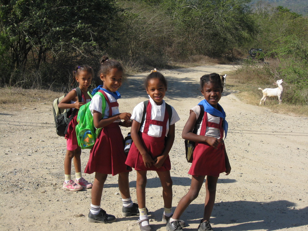 Schulkinder auf dem Weg nach Hause bei Santiago de Cuba