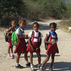 Schulkinder auf dem Weg nach Hause bei Santiago de Cuba