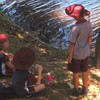 Schulkinder beim Picknick. 