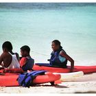 Schulkinder beim Sport auf La Digue (Seychellen)