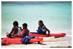 Schulkinder beim Sport auf La Digue (Seychellen)