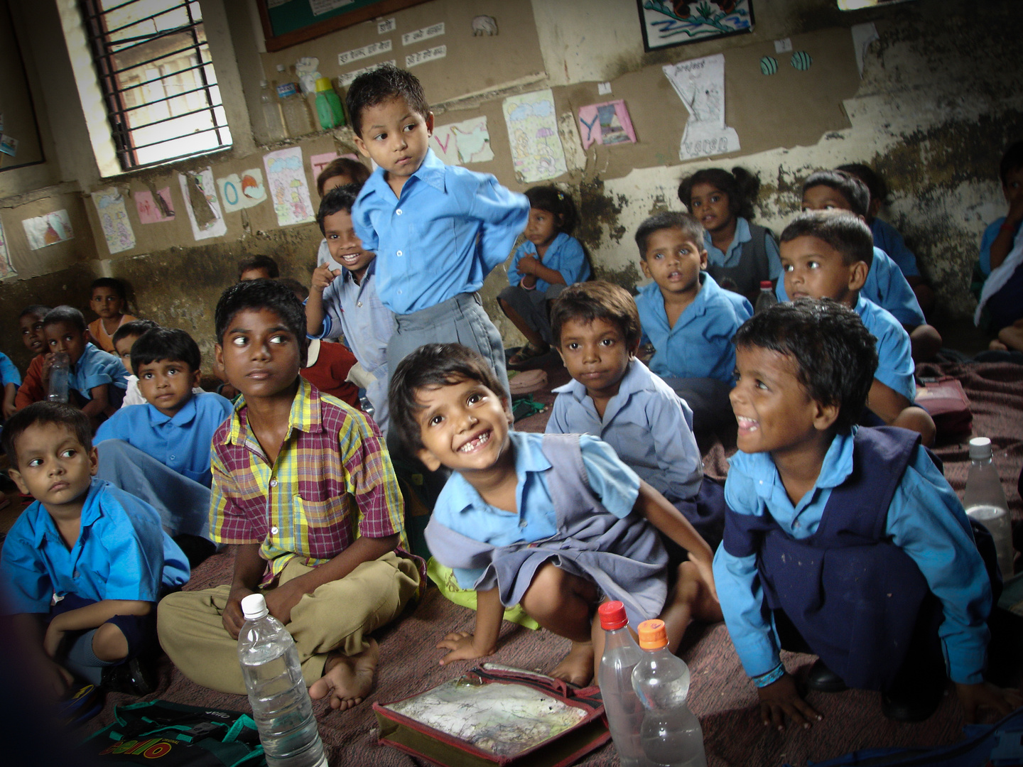 Schulkinder im Slum von Neu Delhi