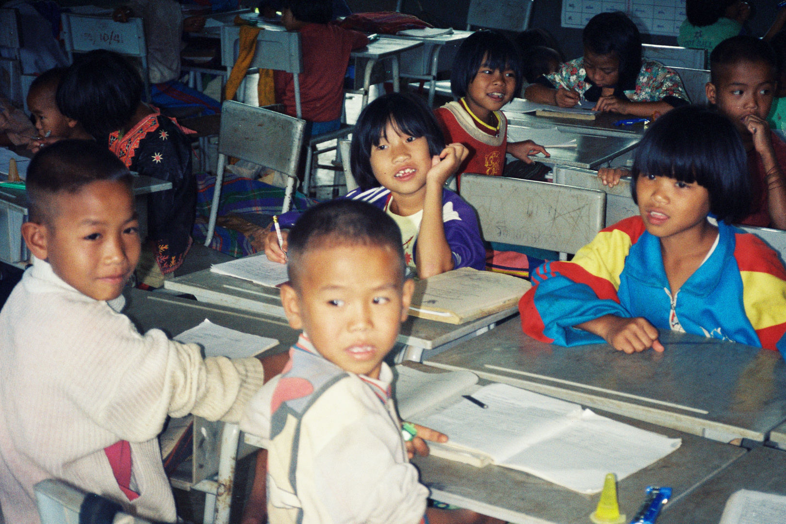 Schulklasse in einem kleinen Dörfchen im Norden Thailands 