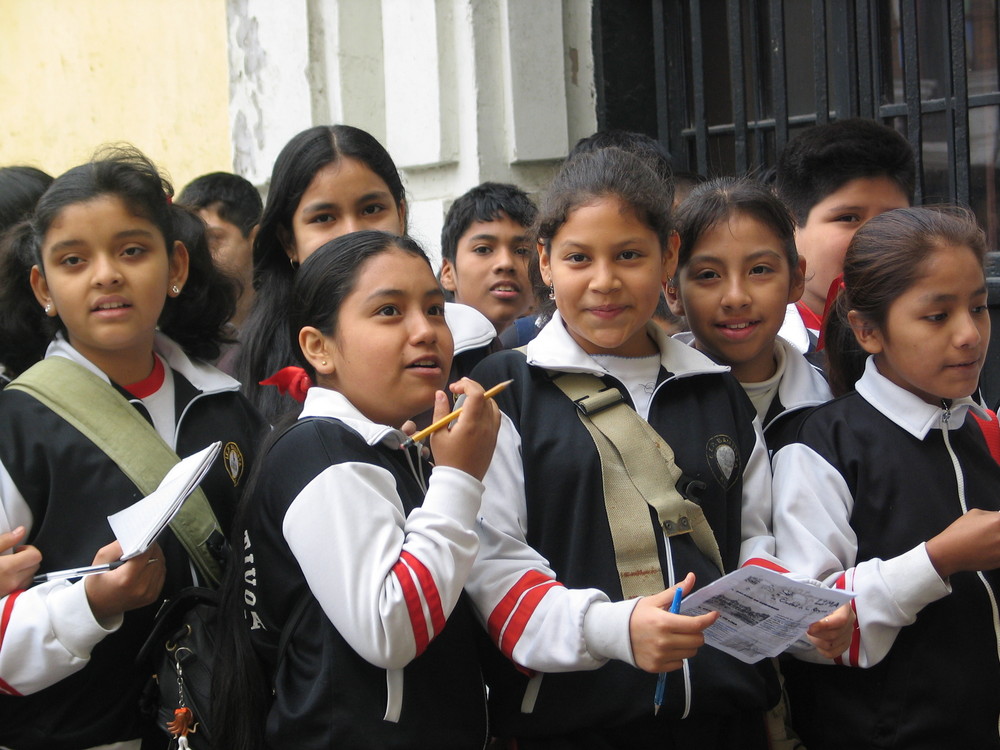 Schulklasse vor dem Kloster San Francisco / Lima (Peru)