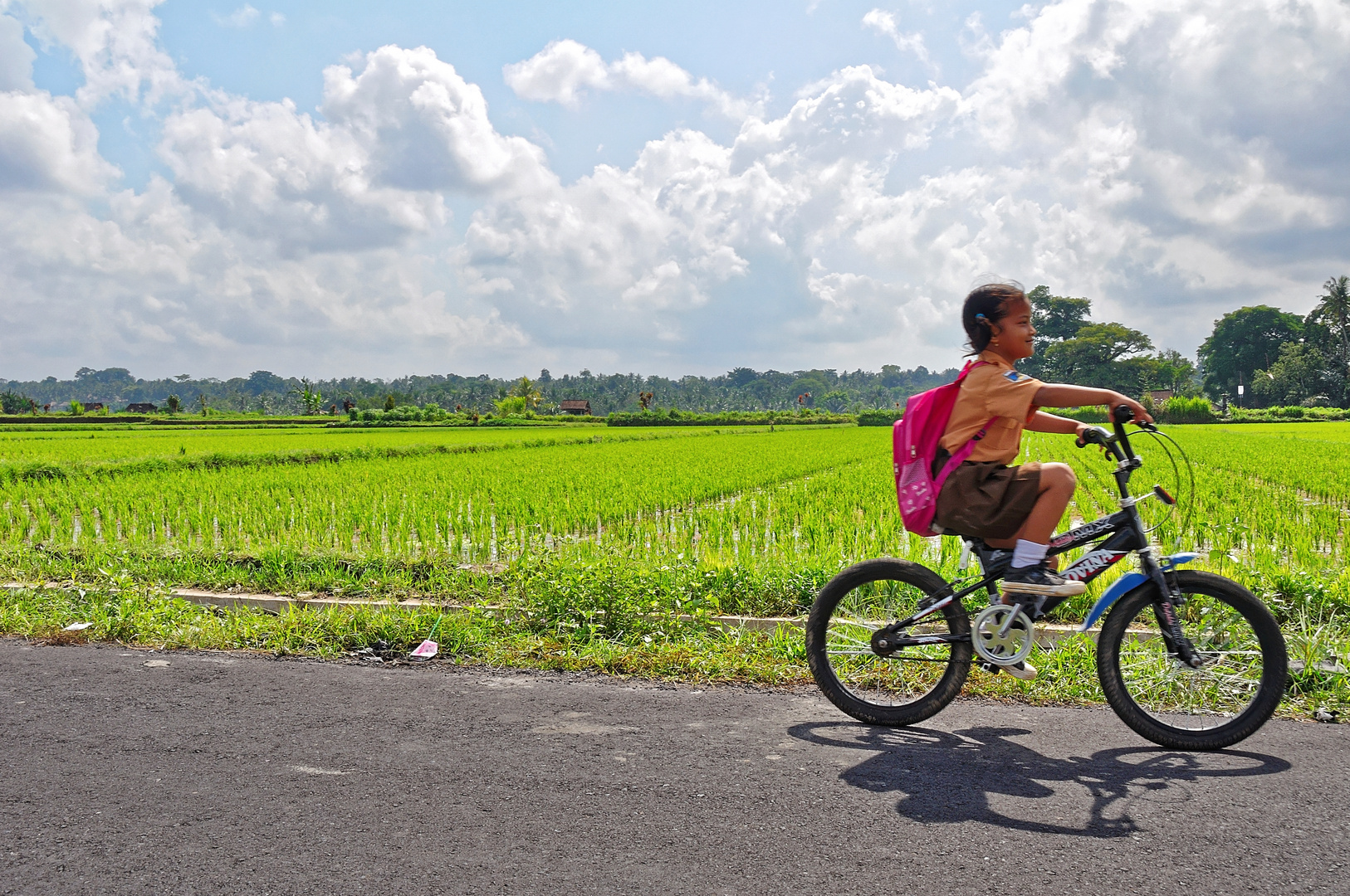 Schulmädchen auf dem Heimweg, Bali