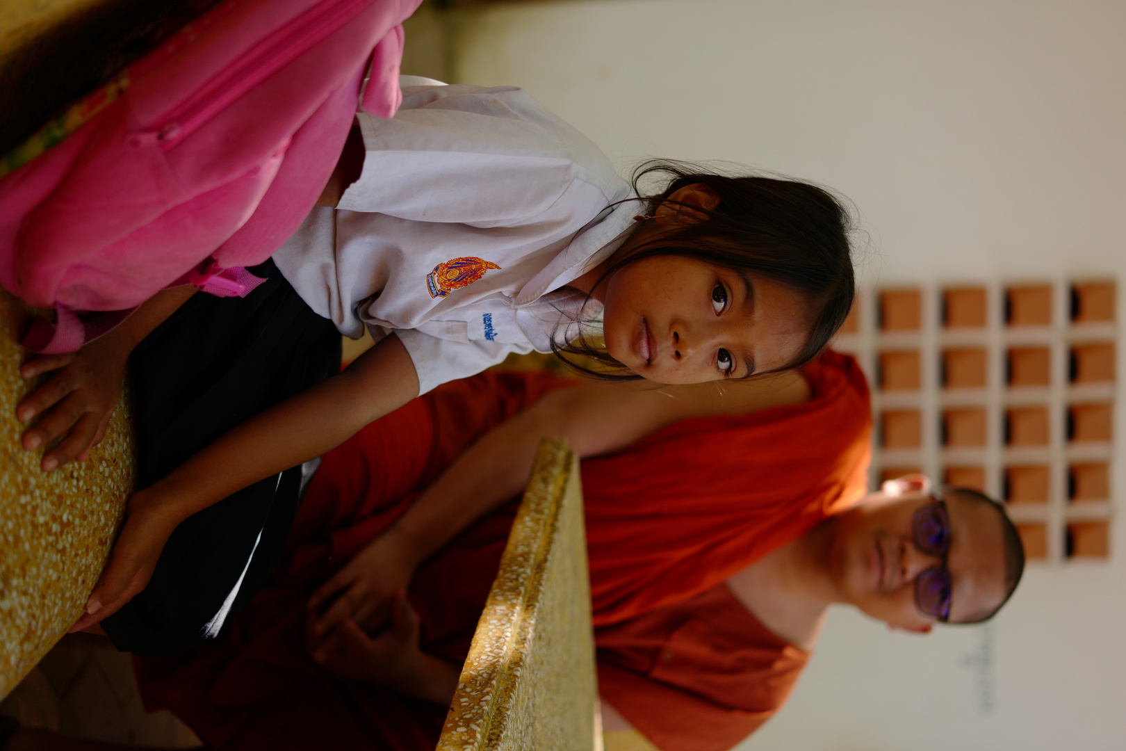 Schulmädchen und Mönch in Siem Reap Kambodscha