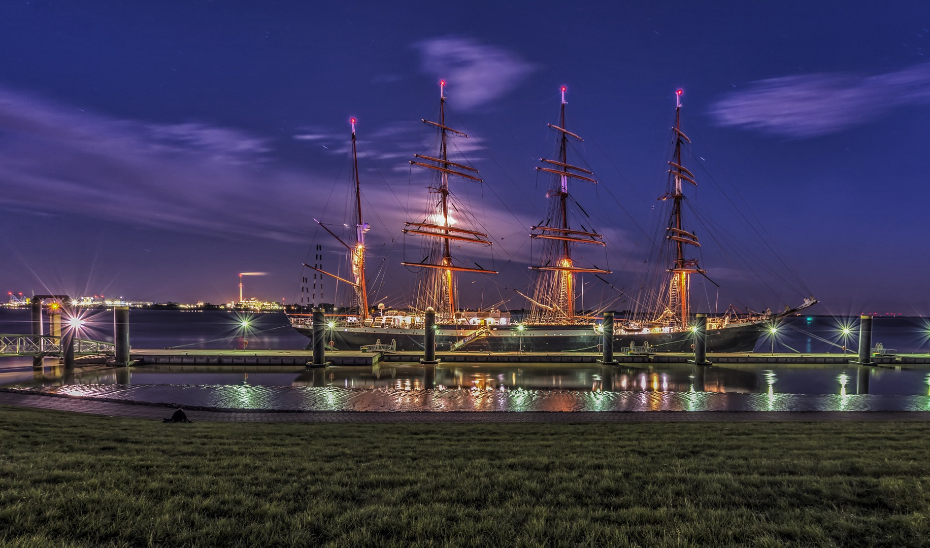 Schulschiff "SEDOV" an der Schlepperpier an der Weser