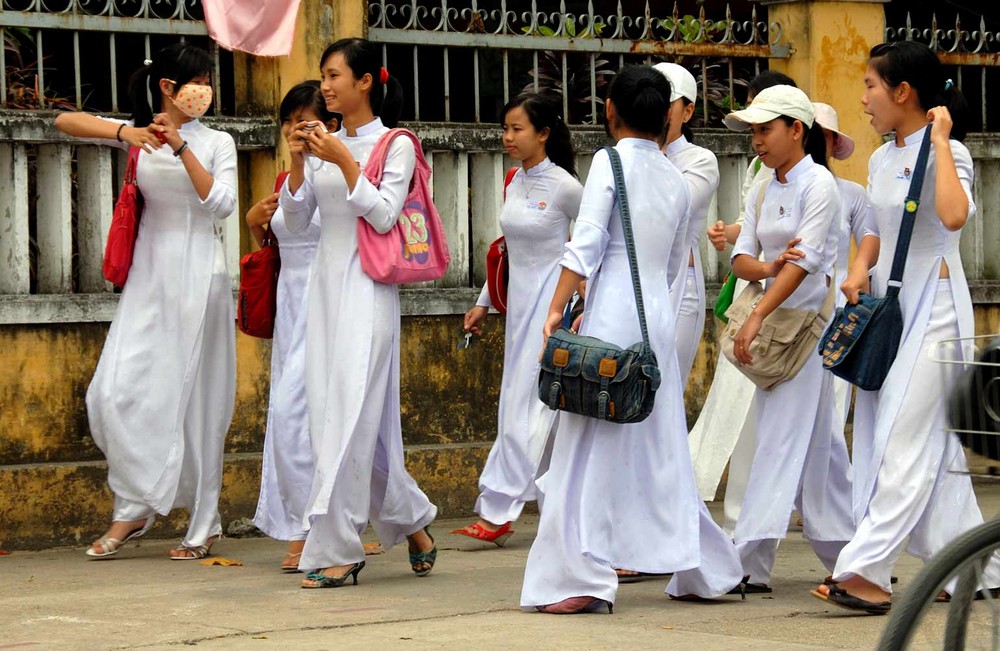 Schulschluss in Ao-dai