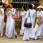 Schulschluss in Ao-dai