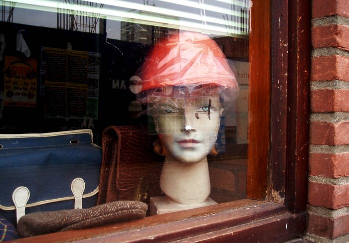 schultasche und schiebermütze im schaufenster