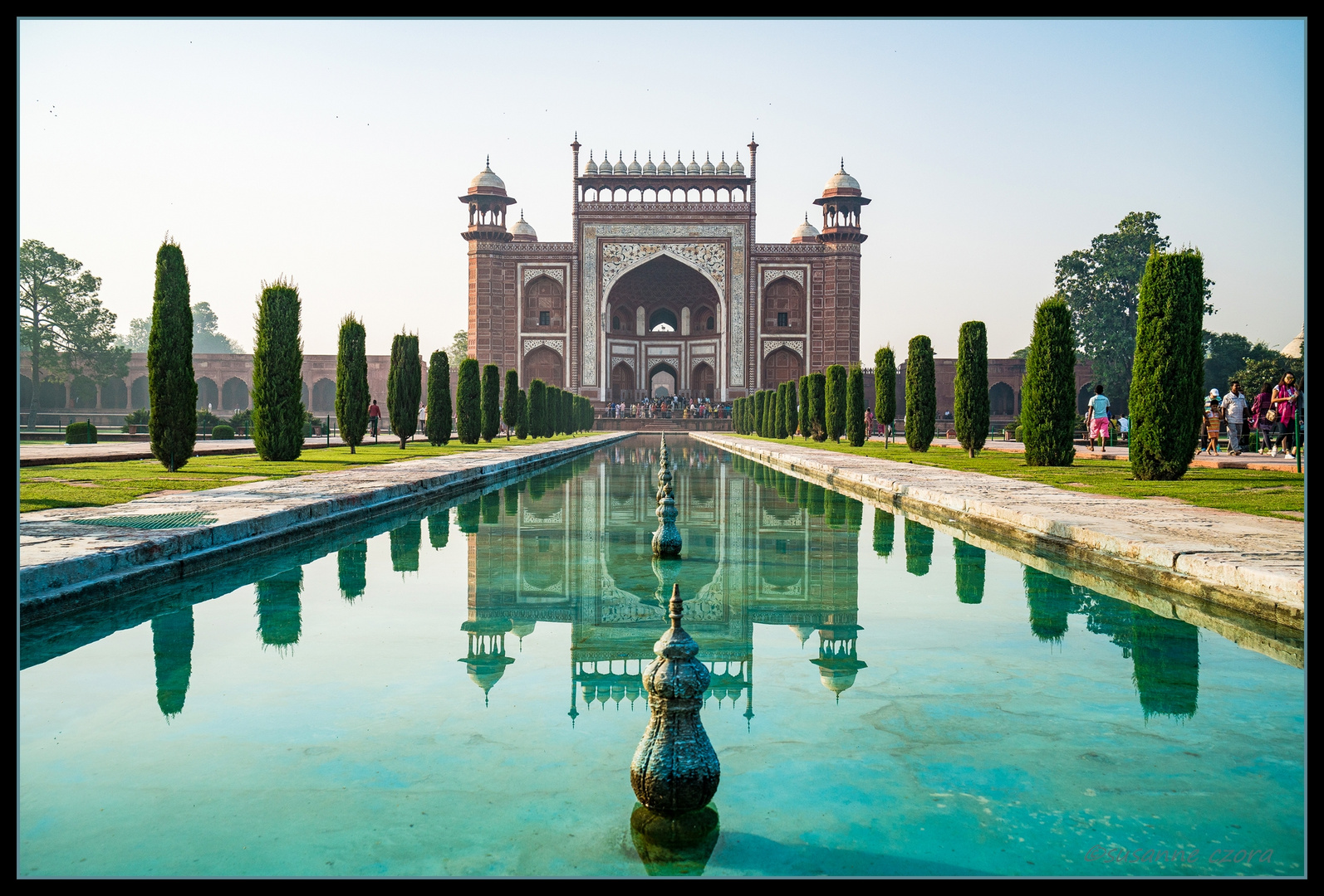 Schulterblick am Taj Mahal