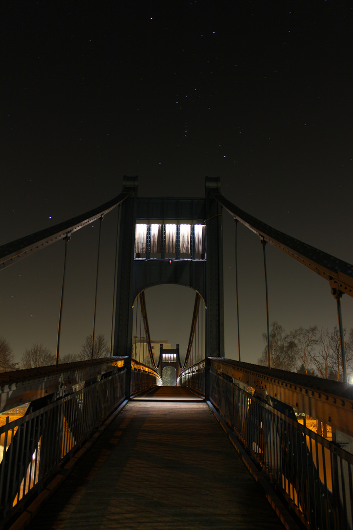 schulwegsteg bei nacht